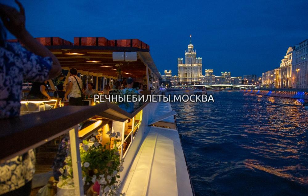 Круиз по ночной Москве реке с зажигательной дискотекой от Большого Устьинского моста