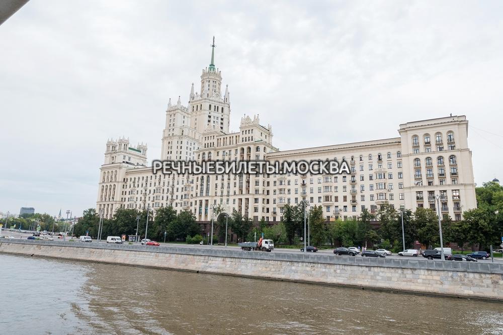 Речная прогулка с экскурсией по центру Москвы в сопровождении профессионального гида