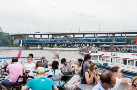 Прогулка по Москве-реке с ужином и просмотром салюта в День Победы на теплоходах проекта «Москва»