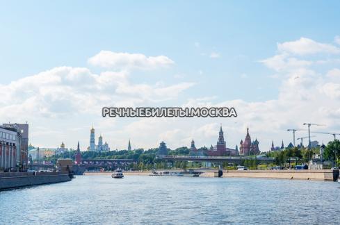 Речная прогулка по Москве-реке с фейерверком в День железнодорожника на теплоходе