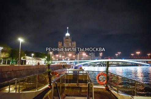 Прогулка с концертом бардовской музыки и экскурсия по Москве на теплоходе  "Огни вечернего города"