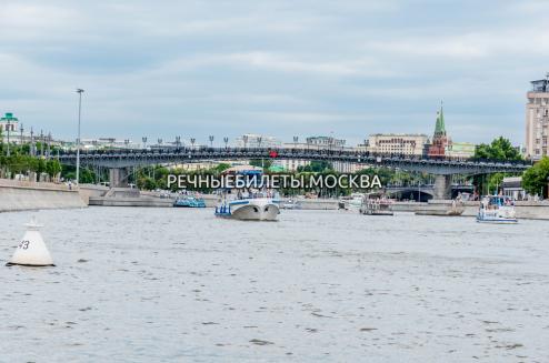 Салют с борта теплохода и праздничная прогулка ко Дню Победы по Москве-реке