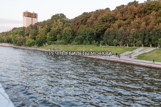 Прогулка по Москве-реке на современном теплоходе "Удача" с просмотром салюта в День Города