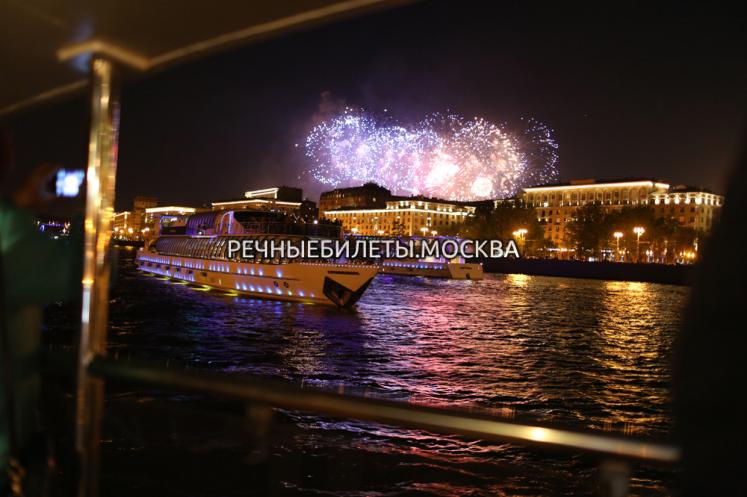 Салют с борта теплохода и праздничная прогулка ко Дню Победы по Москве-реке
