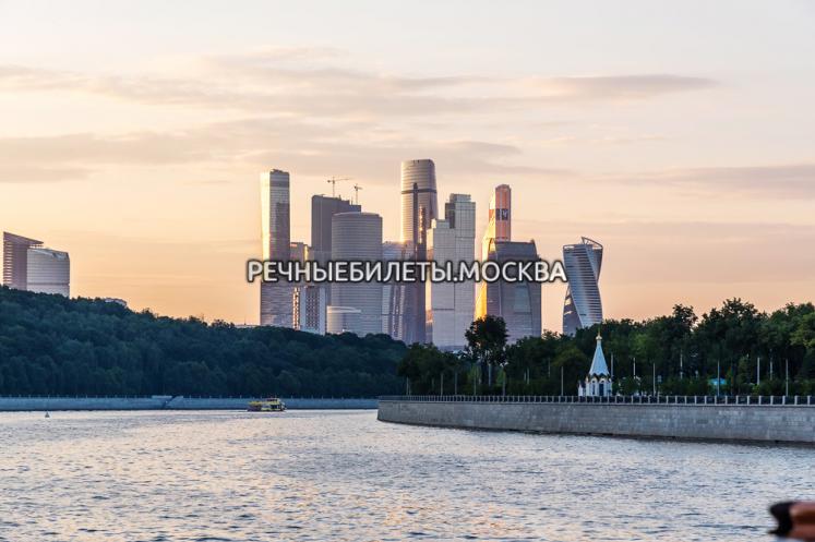 Прогулка по Москве-реке в День Города на панорамном теплоходе "Ривер Лаундж" от Киевского вокзала с салютом