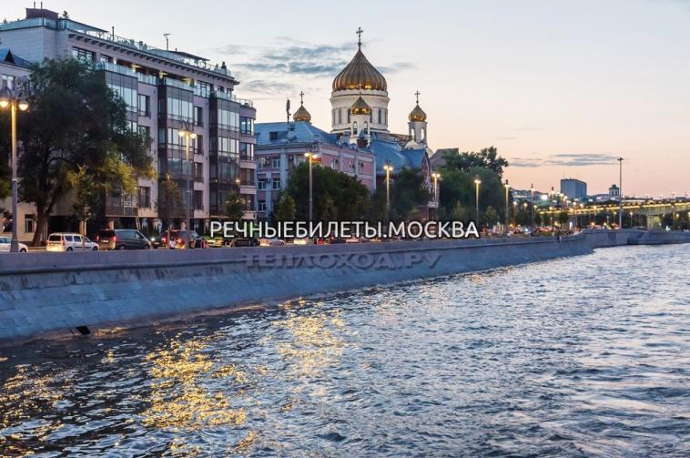 Прогулка по вечерней Москве реке с зажигательной дискотекой от Киевского вокзала