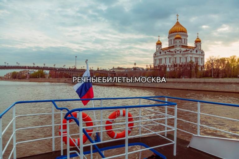 Открытие навигации в Москве 2023 - прогулка на теплоходе по центру с просмотром салюта