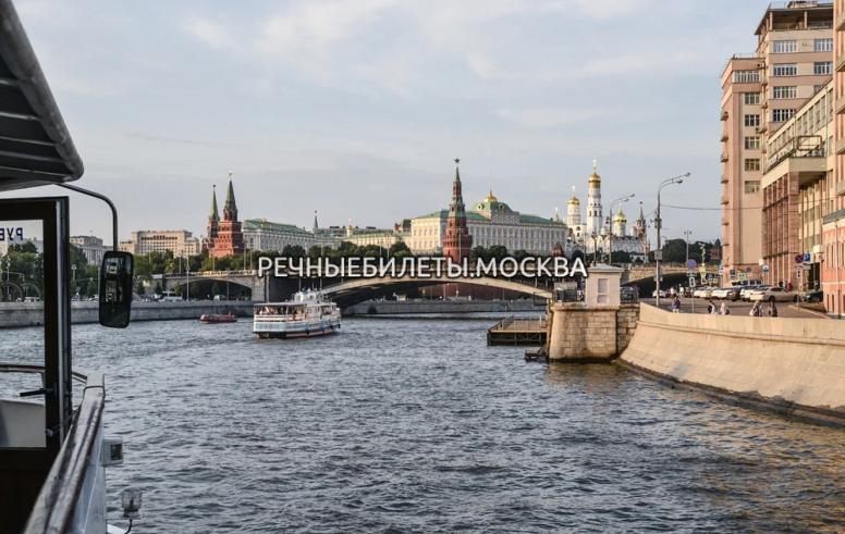 Круиз по Москве-реке с просмотром салюта в День Победы на комфортабельном теплоходе "Радость"