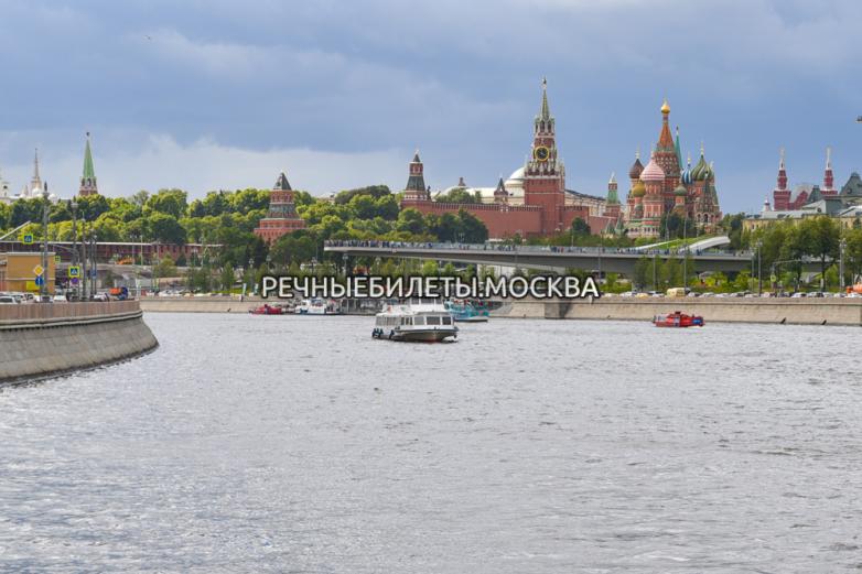 Речная прогулка по Москве-реке с фейерверком в День Речника на комфортабельном теплоходе