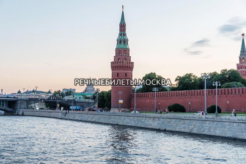 Прогулка по Москве-реке на современном теплоходе с просмотром салюта в День Города